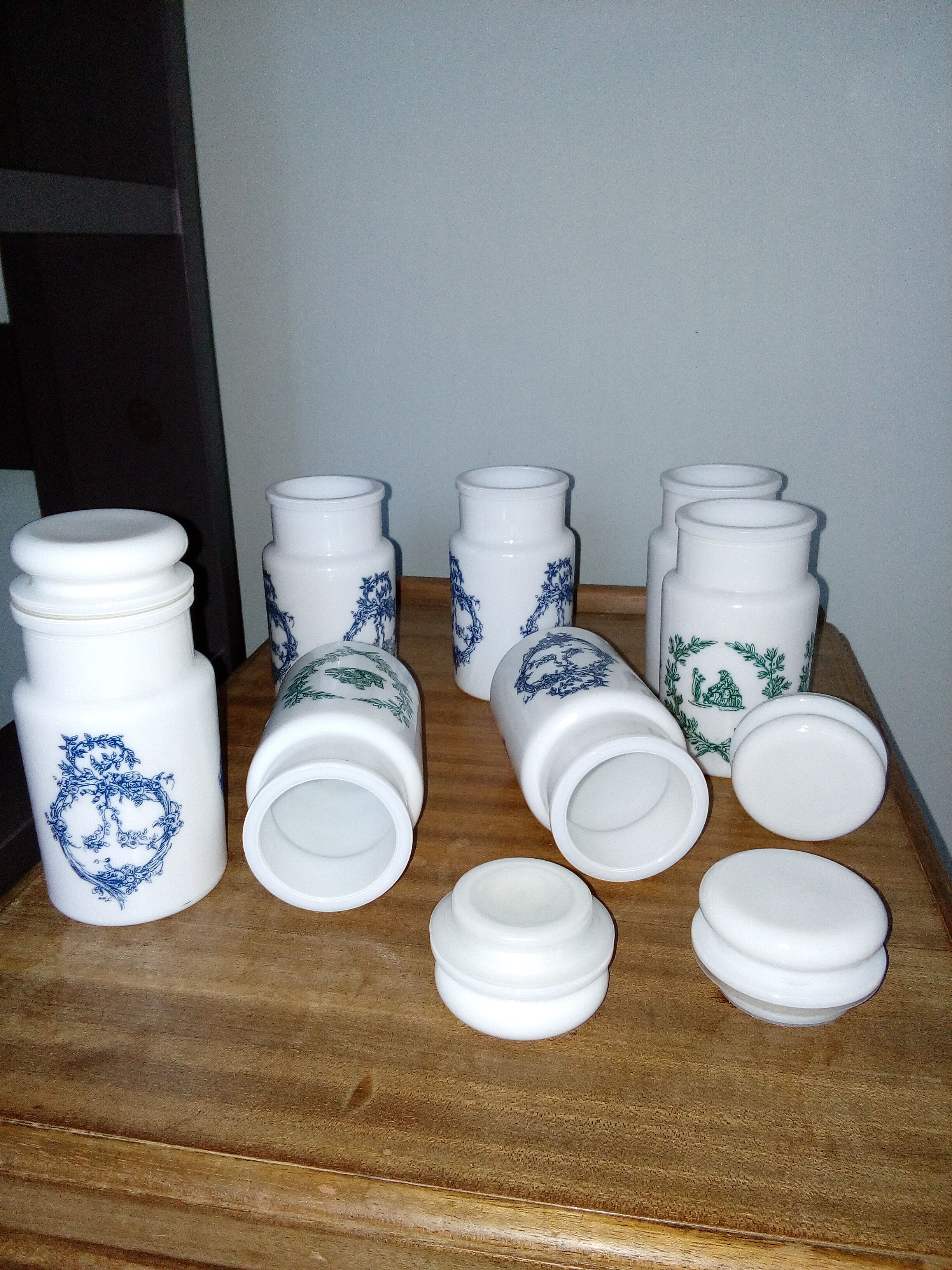 Lot of 7 apothecary jars, spice bottles