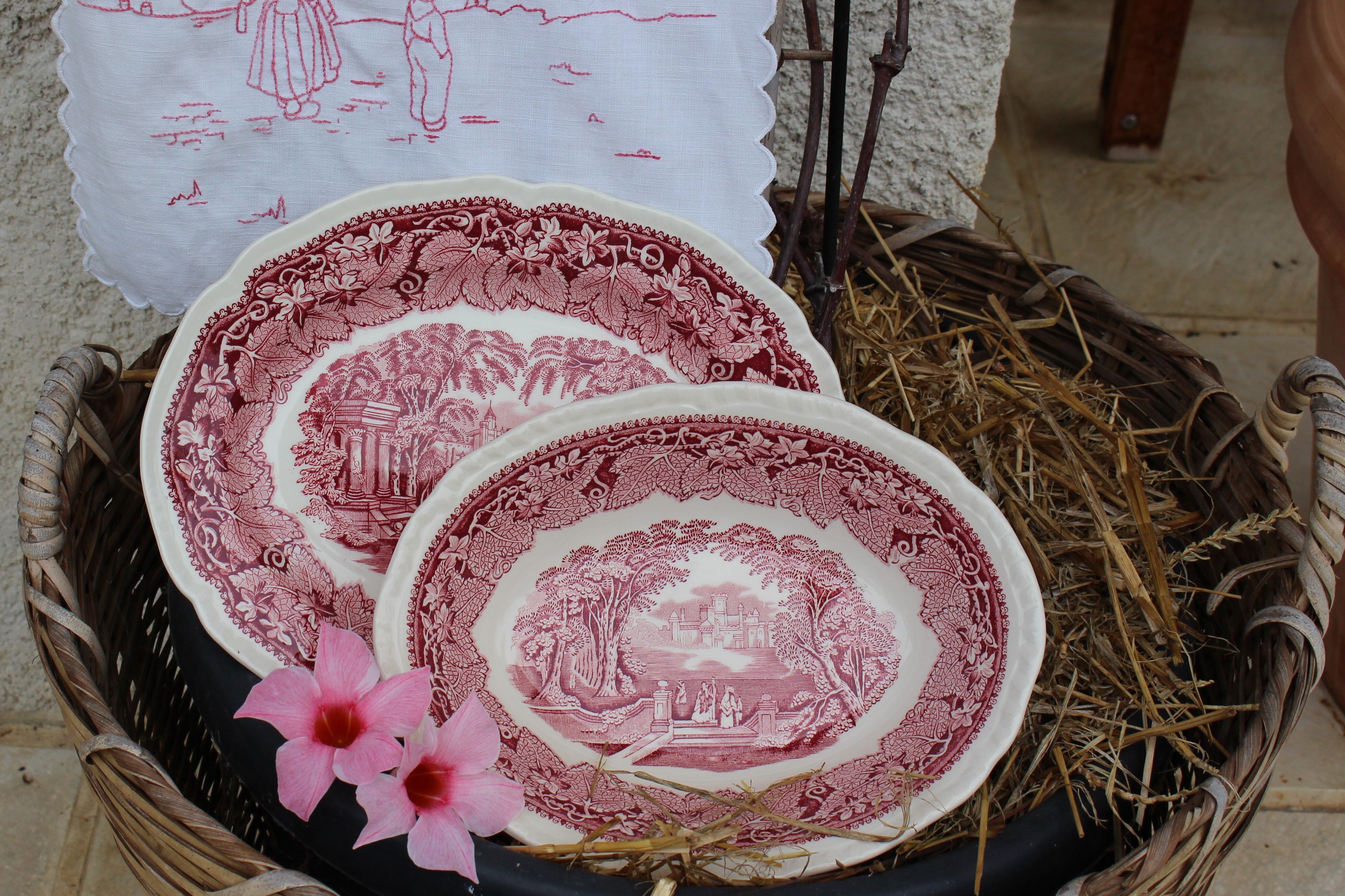 2 oval dishes in english porcelain