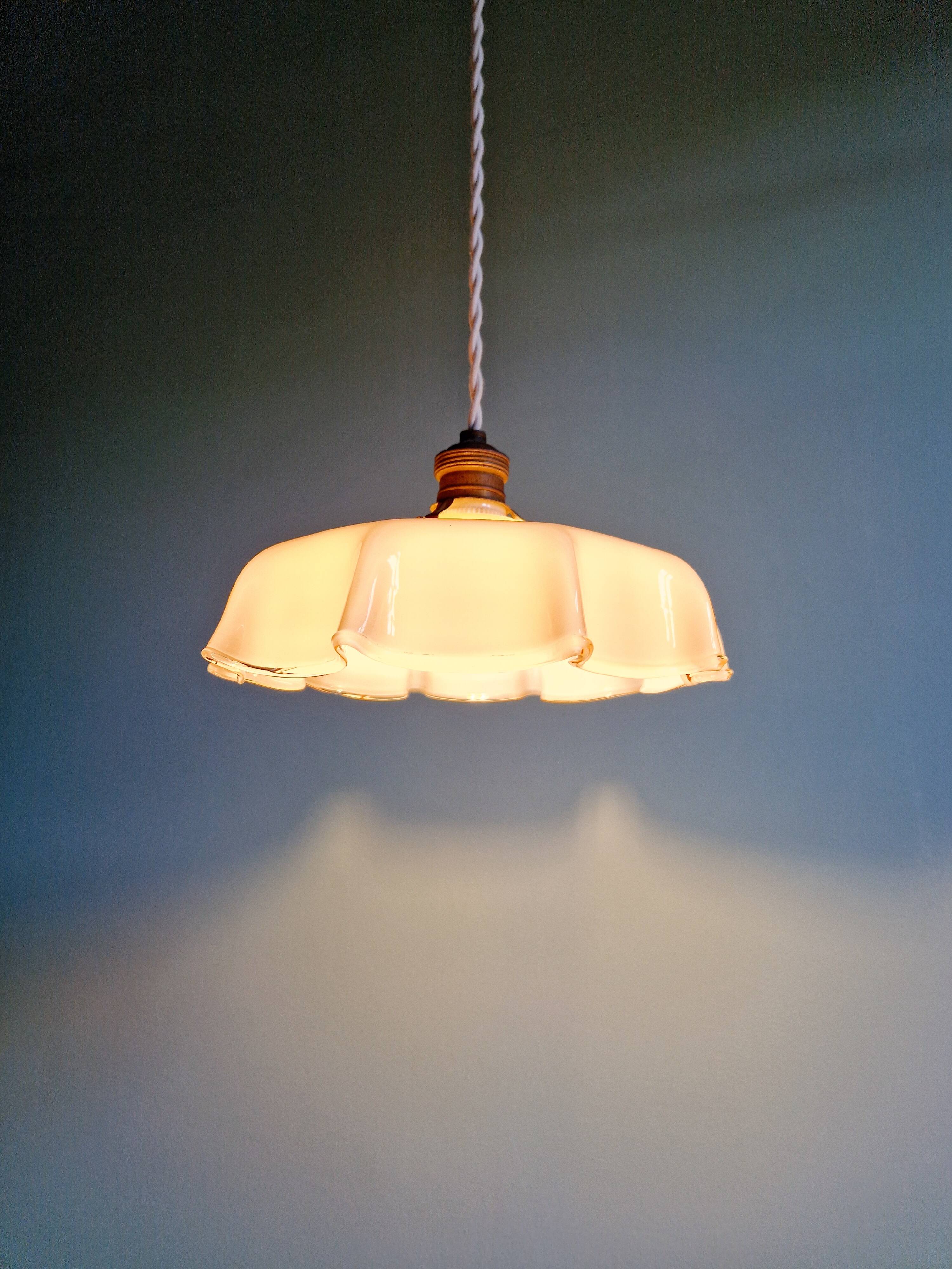 Suspension Art Déco en opaline rose festonnée, années 1920-30