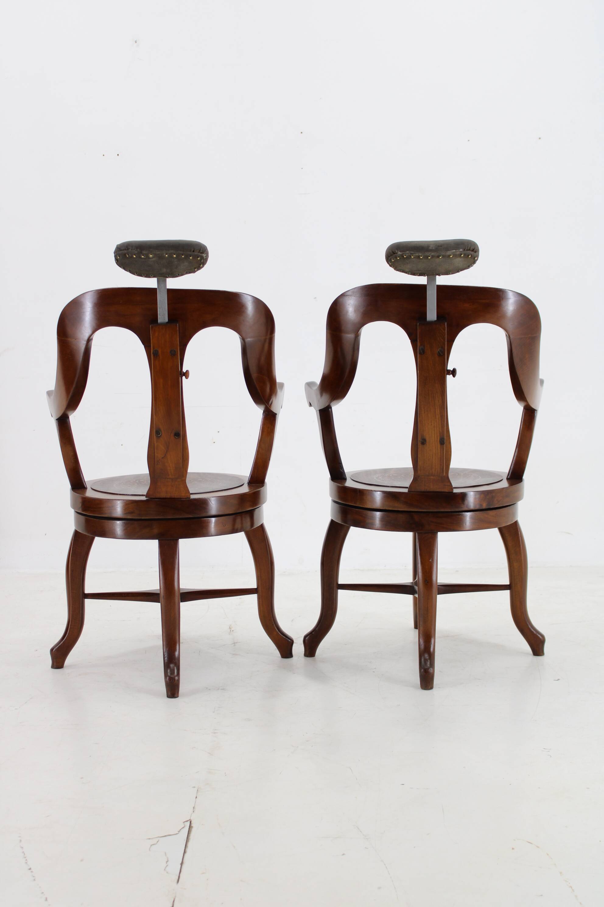 Chaise de barbier pivotante en hêtre restaurée des années 1920, Tchécoslovaquie