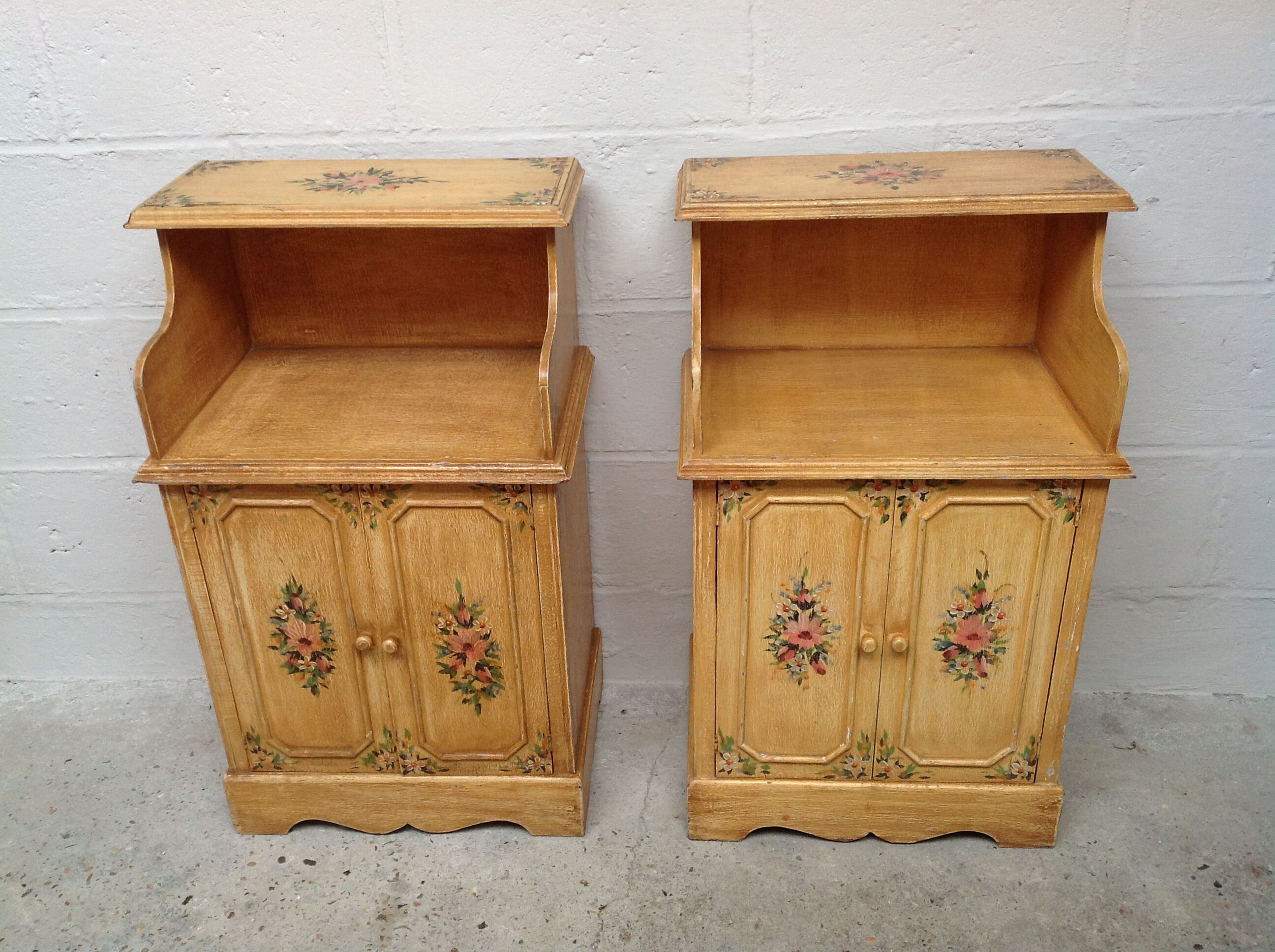 Paire de meubles vintage en bois décor floral