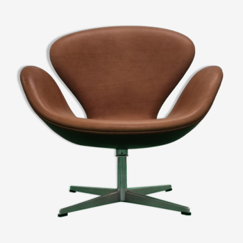 Arne Jacobsen Swan chair by Fritz Hansen