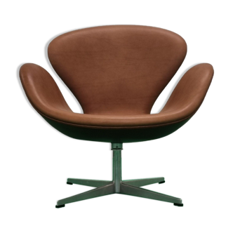 Arne Jacobsen Swan chair by Fritz Hansen