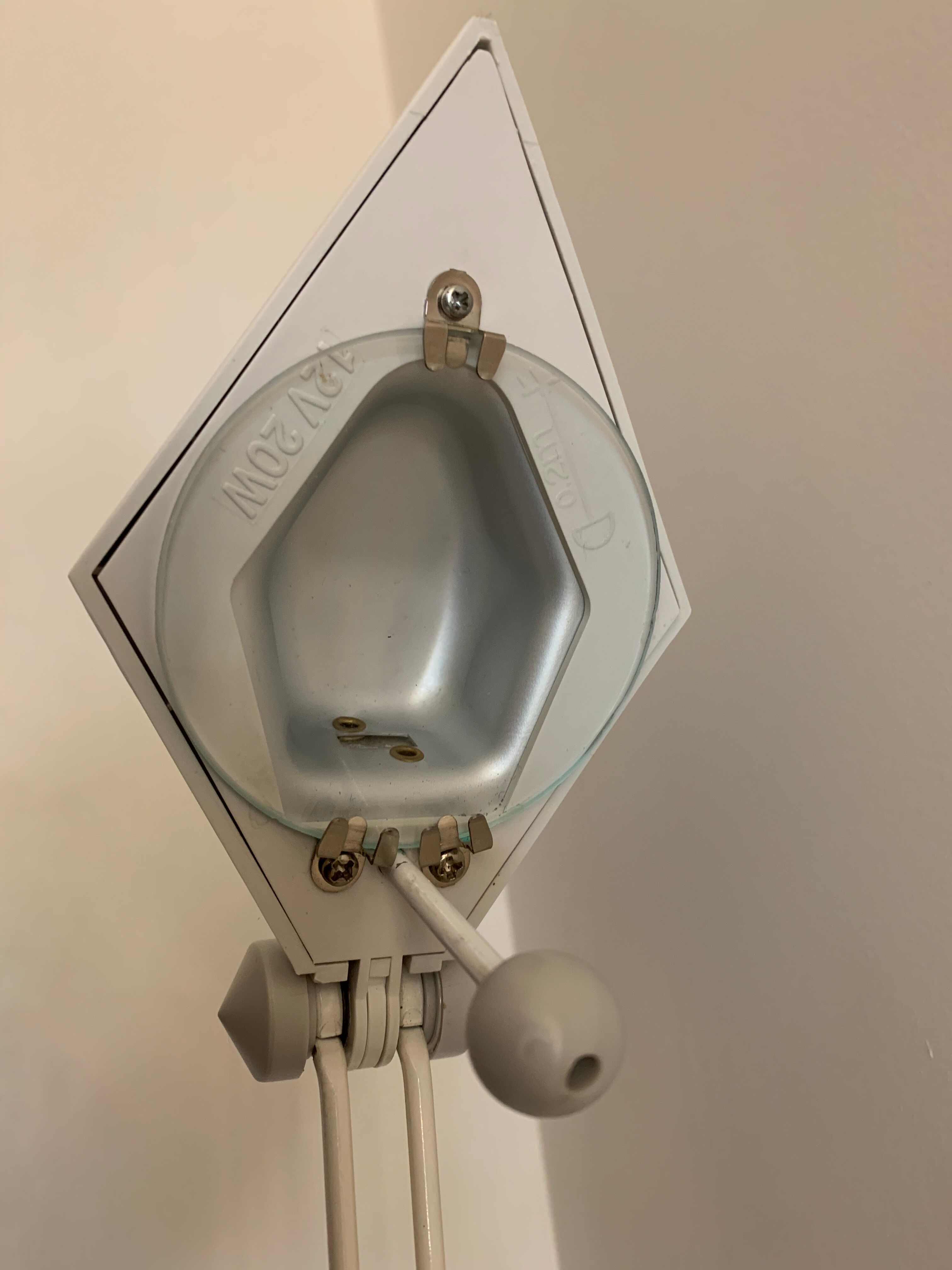 White pyramid desk lamp embnched white pyramid Lungean and Pellmann 1980