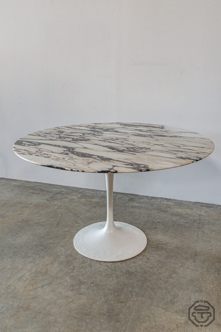 Eero Saarinen's Knoll tulip table