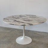 Eero Saarinen's Knoll tulip table