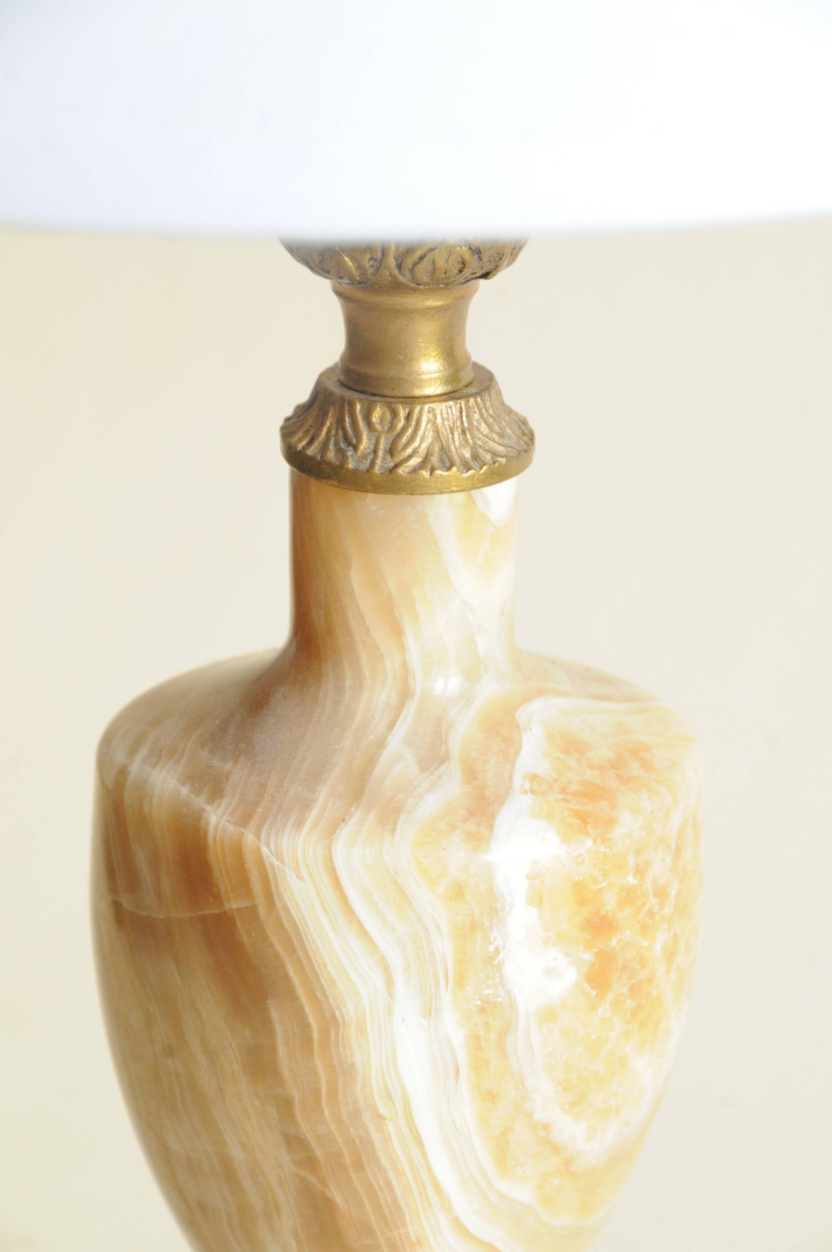 Lampe de table vintage en onyx et laiton avec abat-jour, style néoclassique
