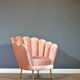 Fauteuil pétale Art déco en velours rose poudré et pattes en laiton