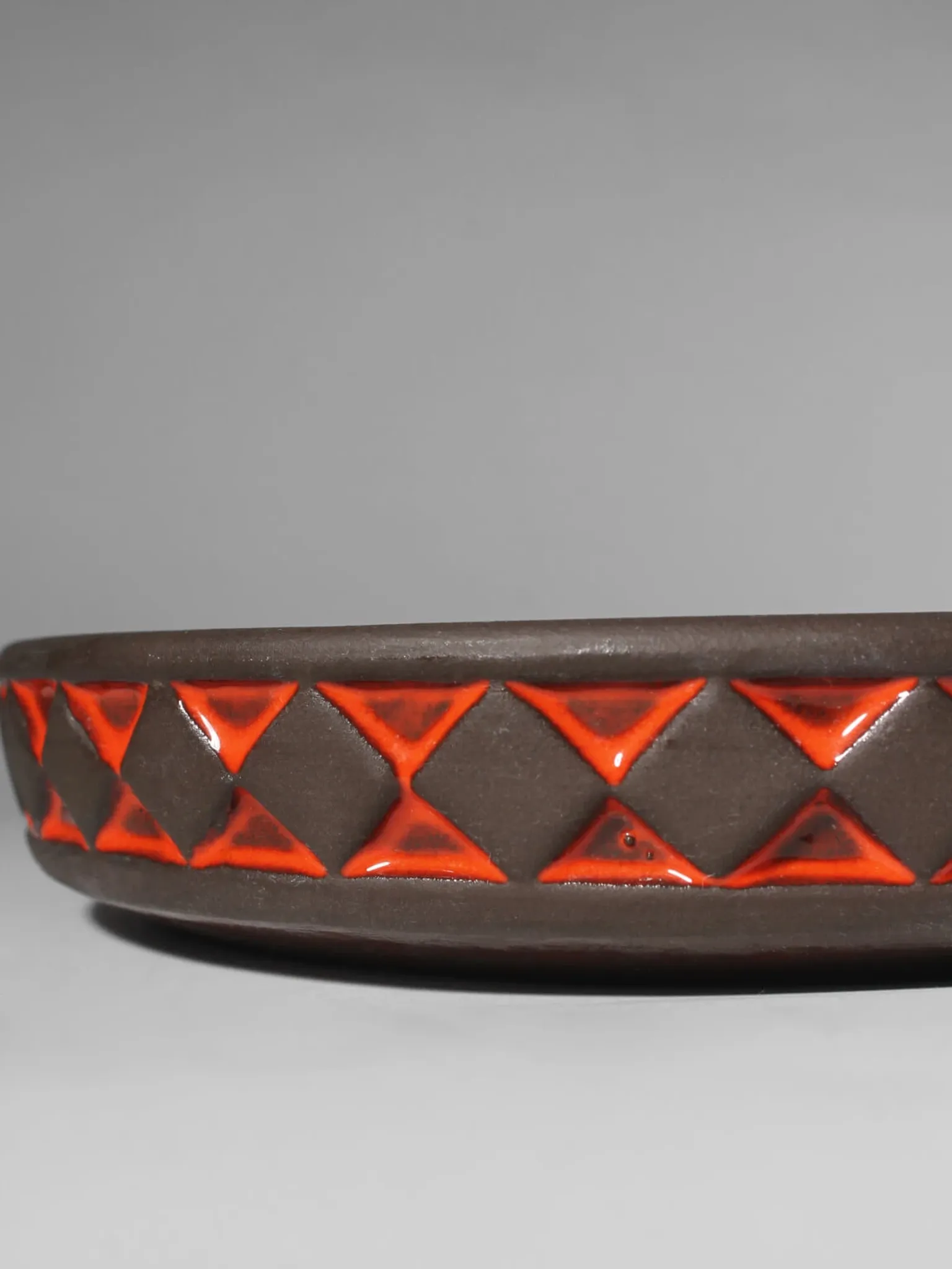 Bol géométrique rouge danois de Frank Keramik, années 1960