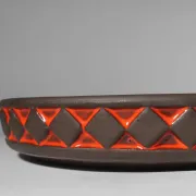 Bol géométrique rouge danois de Frank Keramik, années 1960