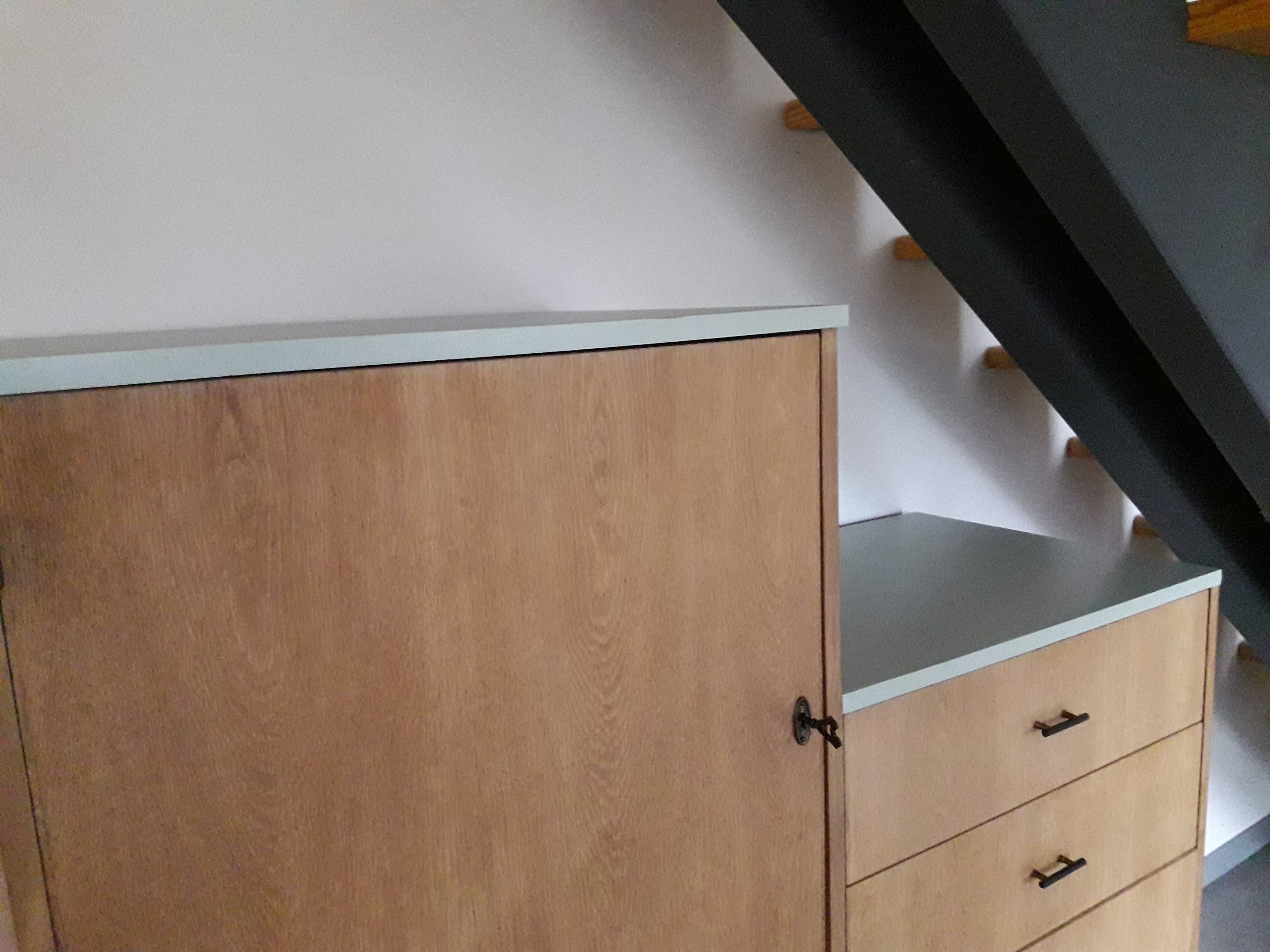 Armoire asymétrique pieds moustache