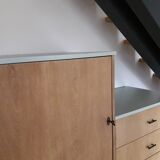 Armoire asymétrique pieds moustache