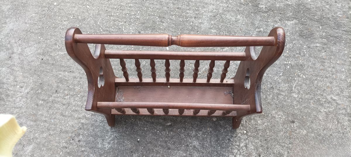 Porte revue en bois
