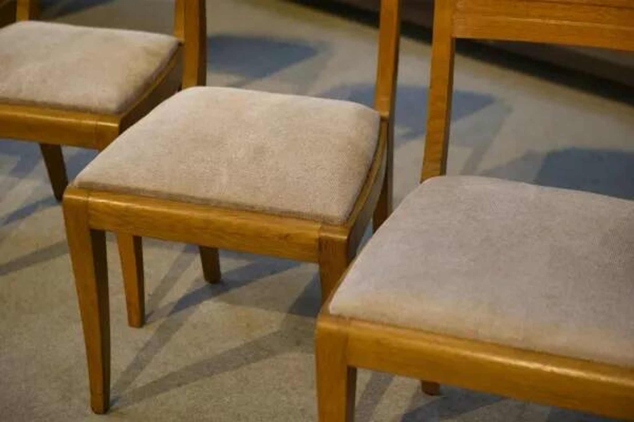 Ensemble de 6 chaises en chêne par Gaston Poisson 1940’s