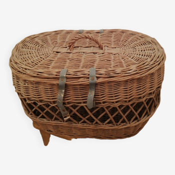 Oval wicker basket with lid