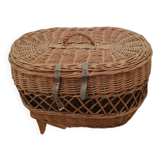 Oval wicker basket with lid