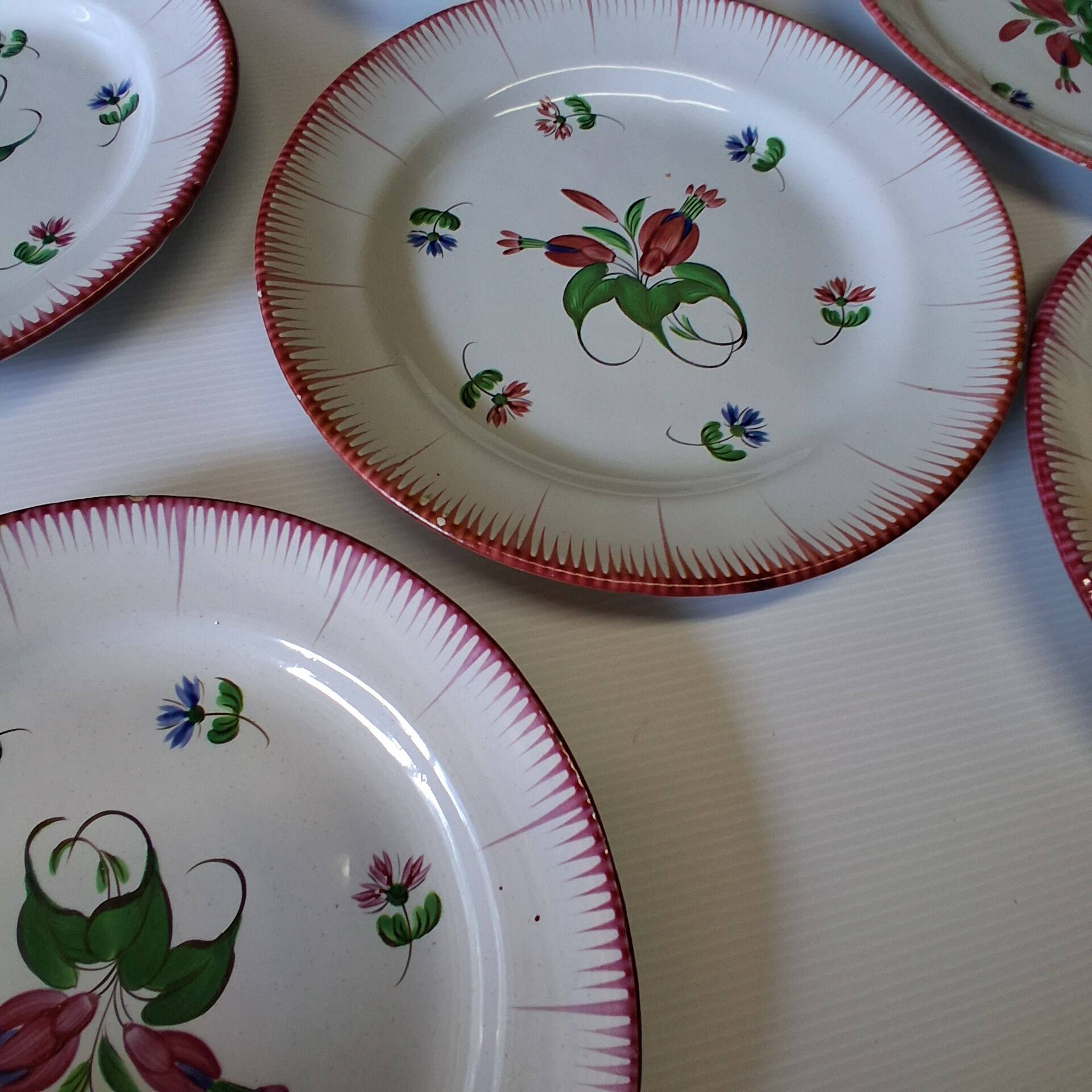 6 antique flat plates in earthenware in good condition.
