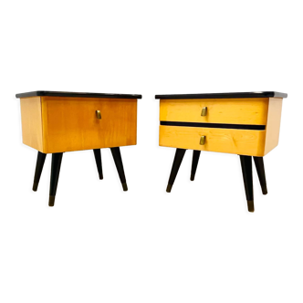 Une paire de tables de nuit