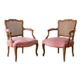Paire de fauteuils Louis XV anciens en bois, cannage et velours rose