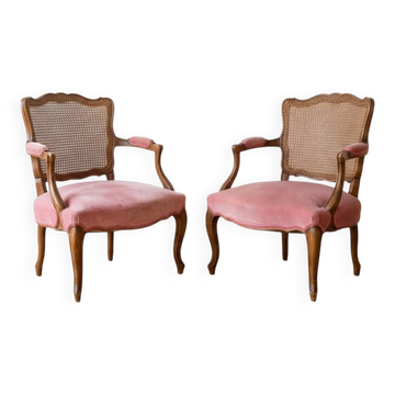 Paire de fauteuils Louis XV anciens en bois, cannage et velours rose