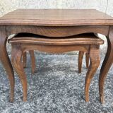 Ensemble de deux tables gigognes, esprit Louis XV, merisier, vintage, années 60