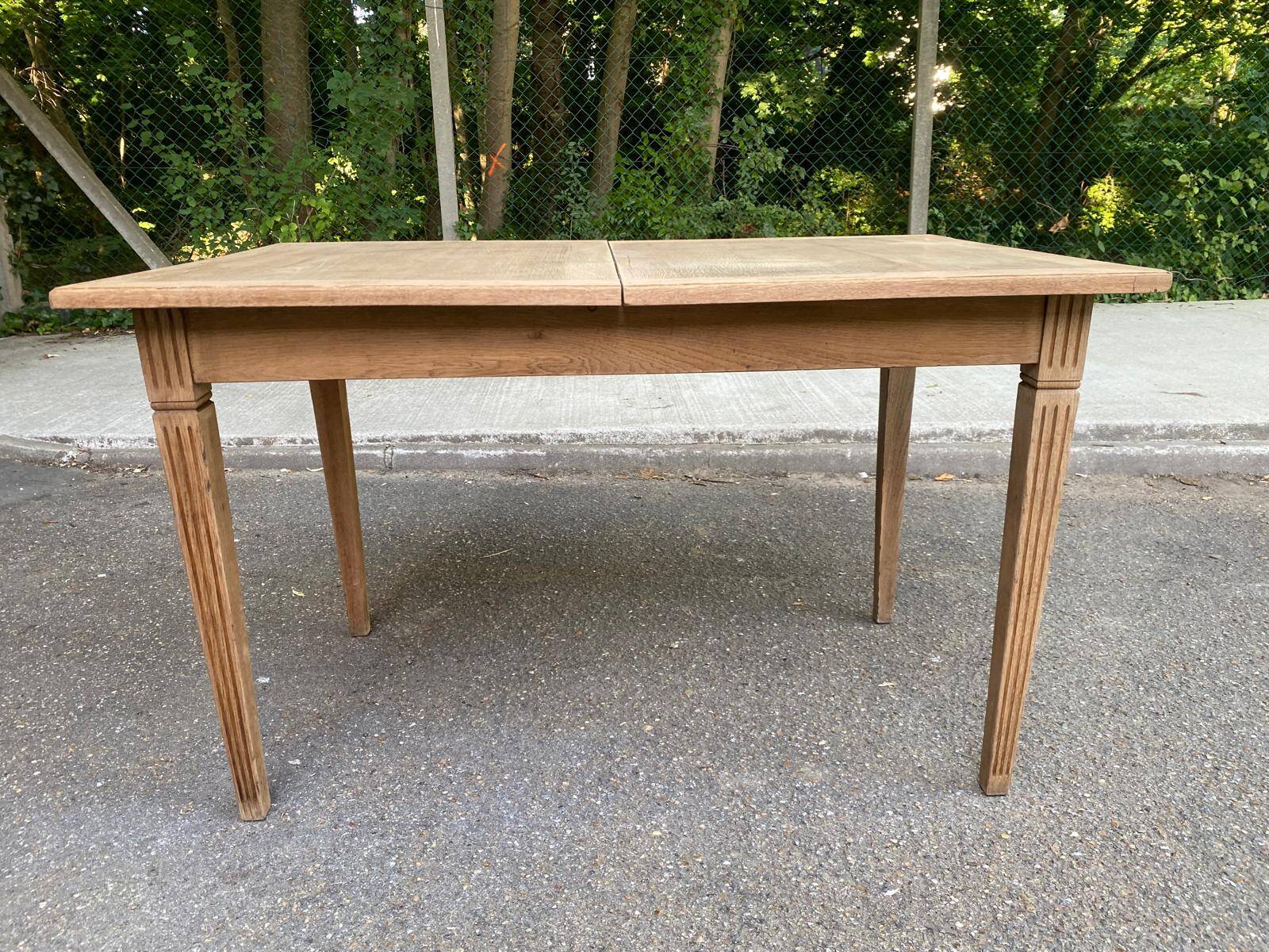 Louis XVI dining table renovated in raw wood from the 19th century