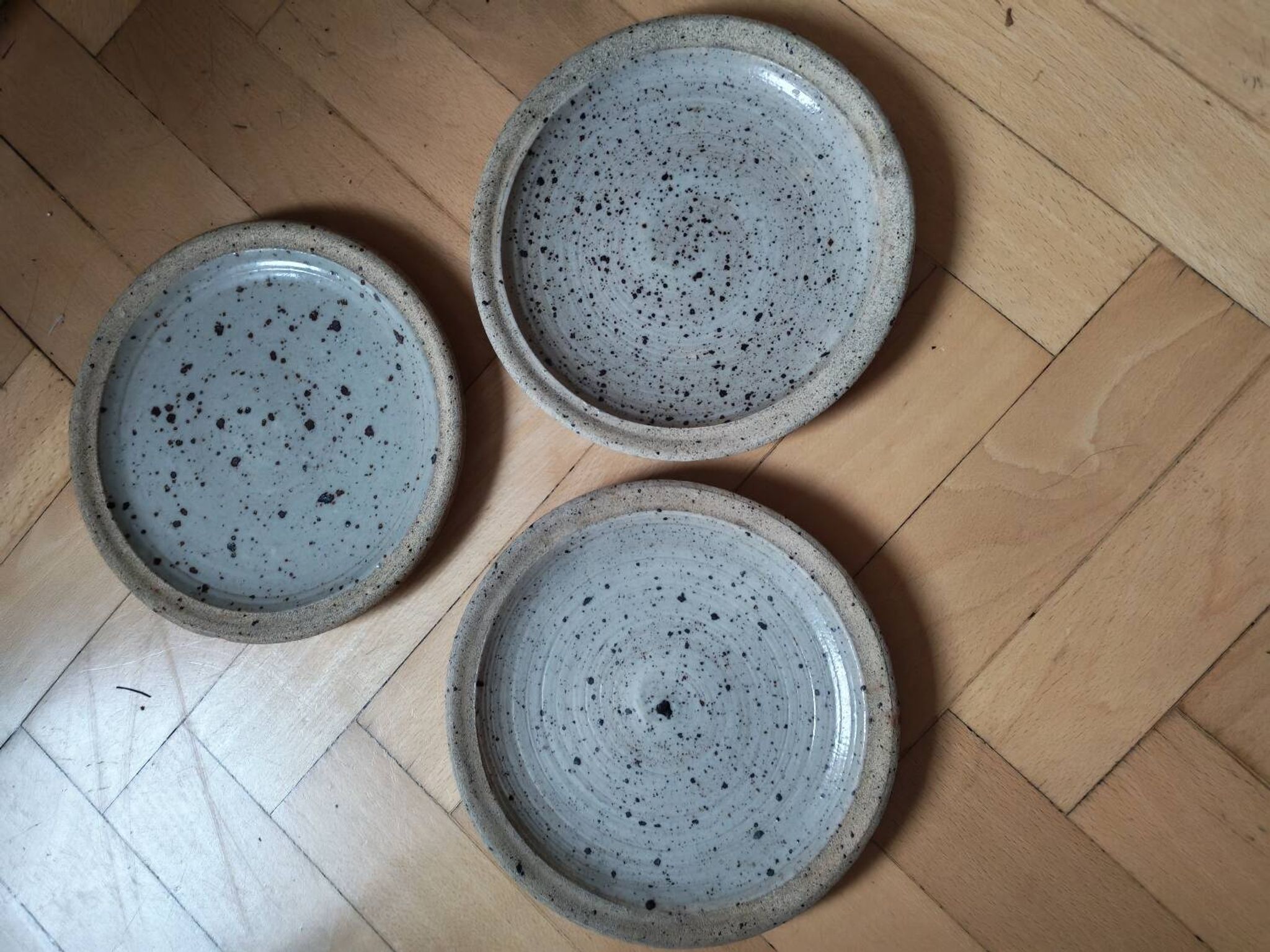 Lot de trois assiettes en grès par Pierre Digan