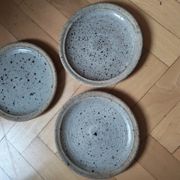 Lot de trois assiettes en grès par Pierre Digan