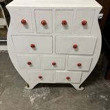 Commode blanche arrondie avec multiples tiroirs
