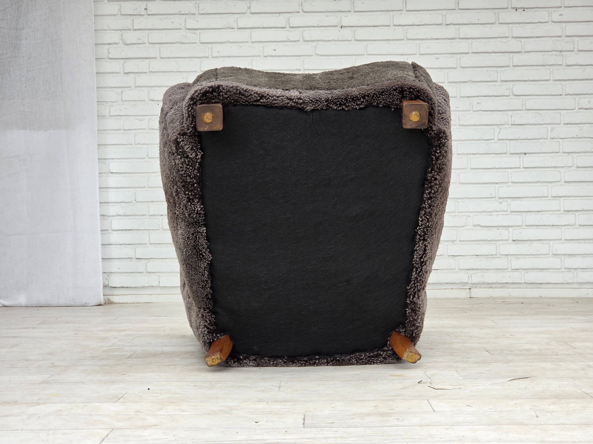 Années 1960, design danois, fauteuil rembourré, véritable peau de mouton.