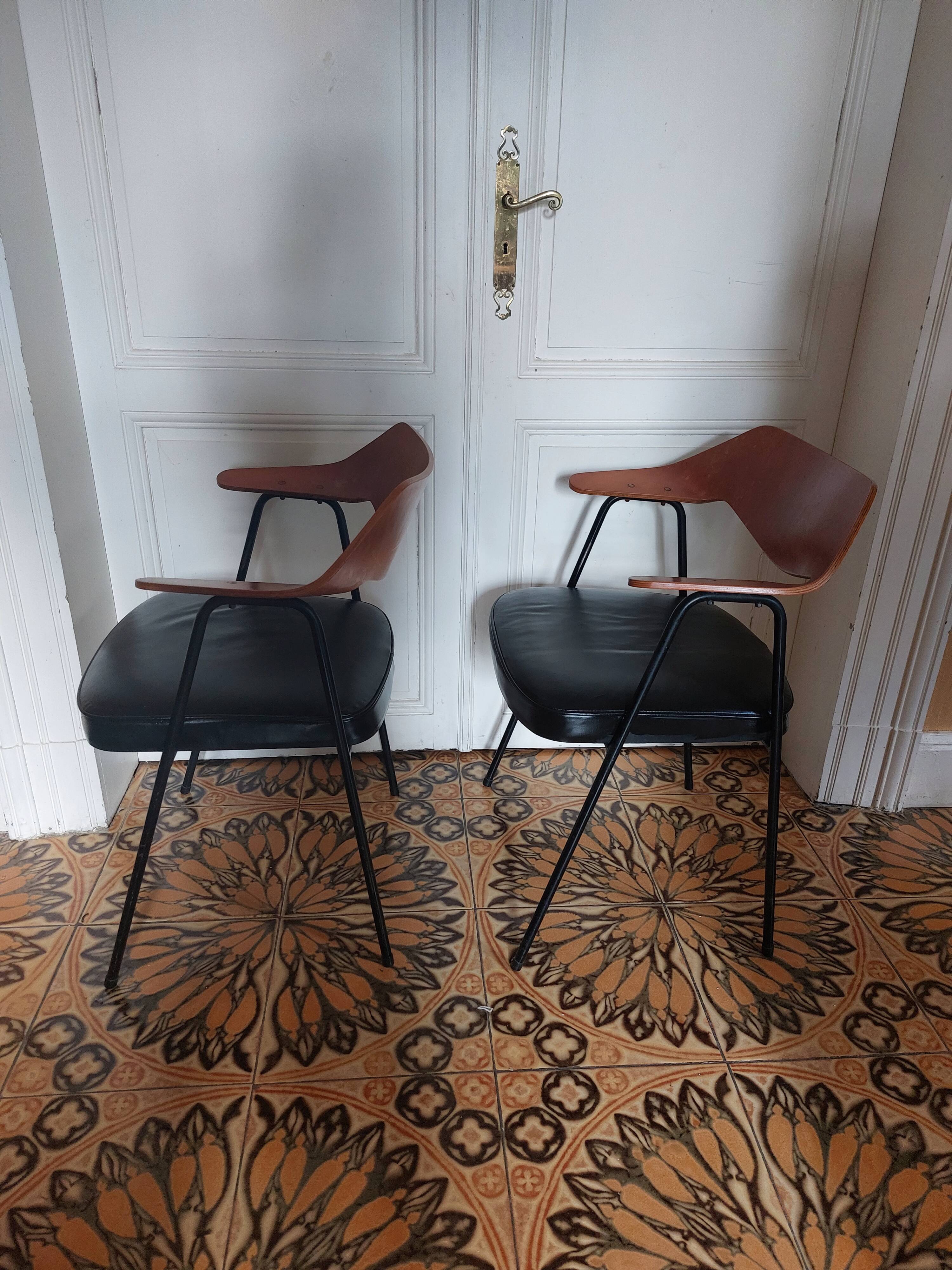2 fauteuils modèle 675 par Robin Day