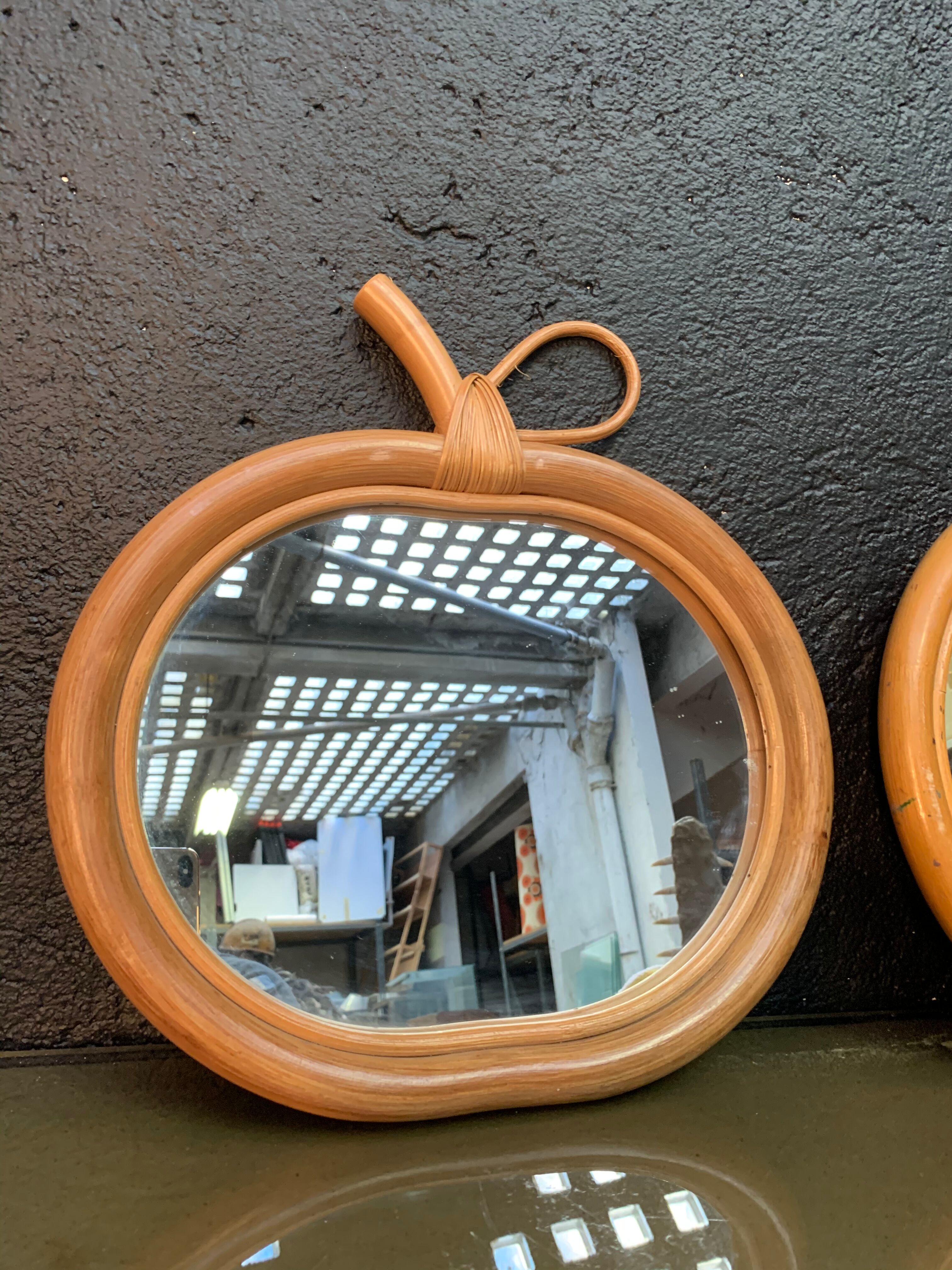 Paire de miroirs en rotin à décor de pomme  vintage