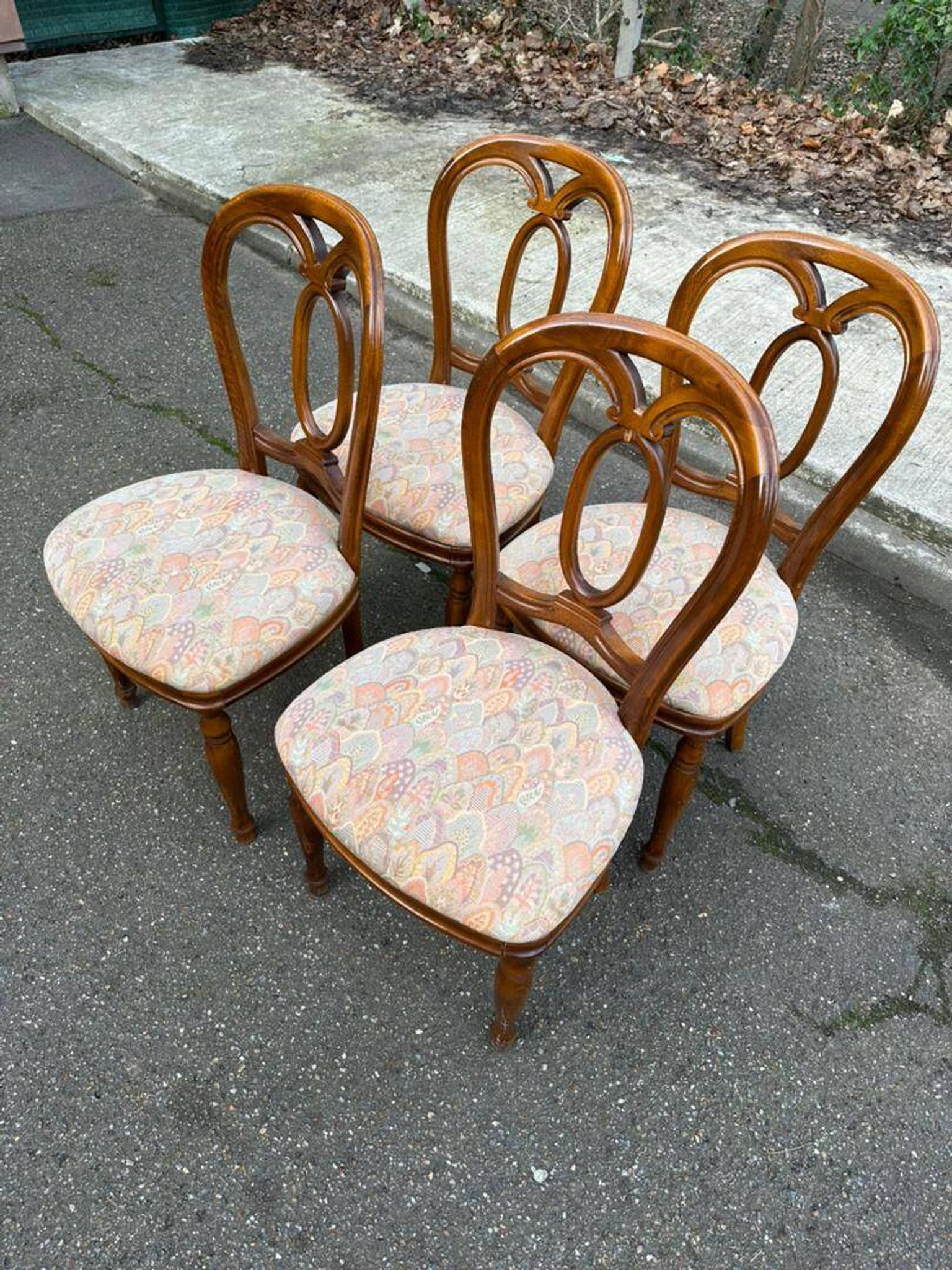 4 Louis Philippe chairs in solid wood and floral fabric.