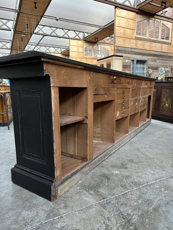 Immense comptoir de bar recouvert d’une pierre bleue
