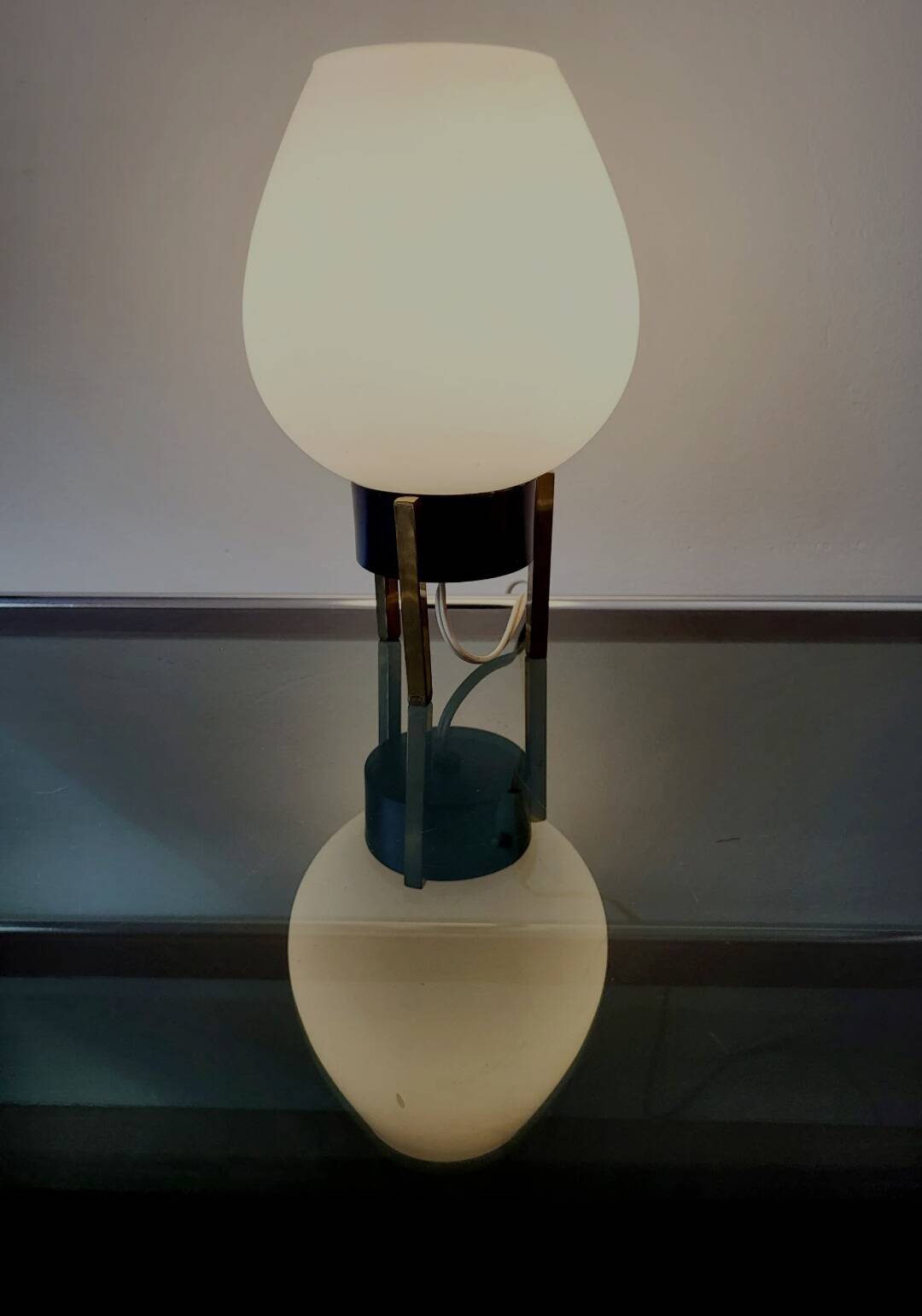 Tripod Hollywood regency tafellamp uit de jaren 60 met een wit opaline lamp