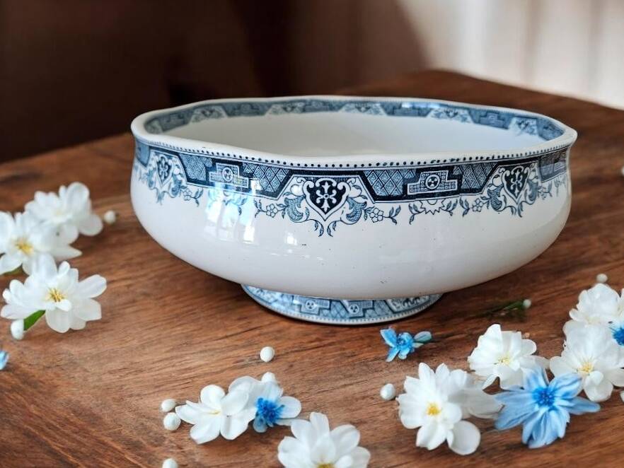 Antique footed bowl in Saint-Amand earthenware (Nord)