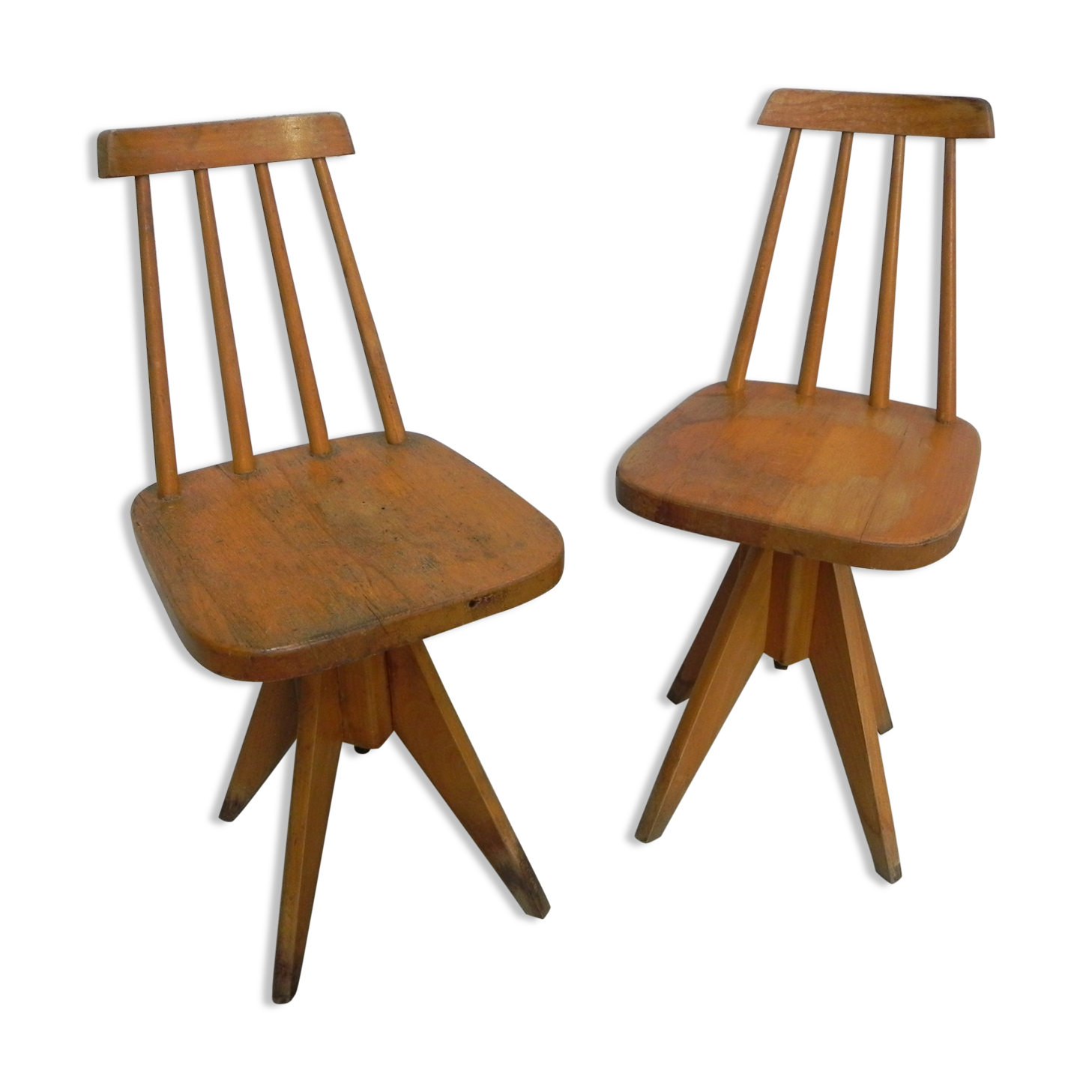 2 chaises en bois studio