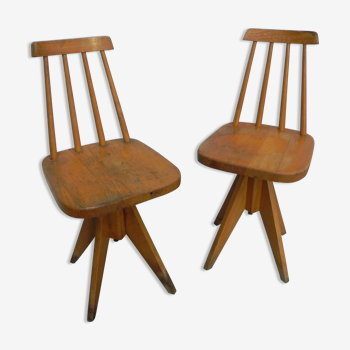 2 chaises en bois studio