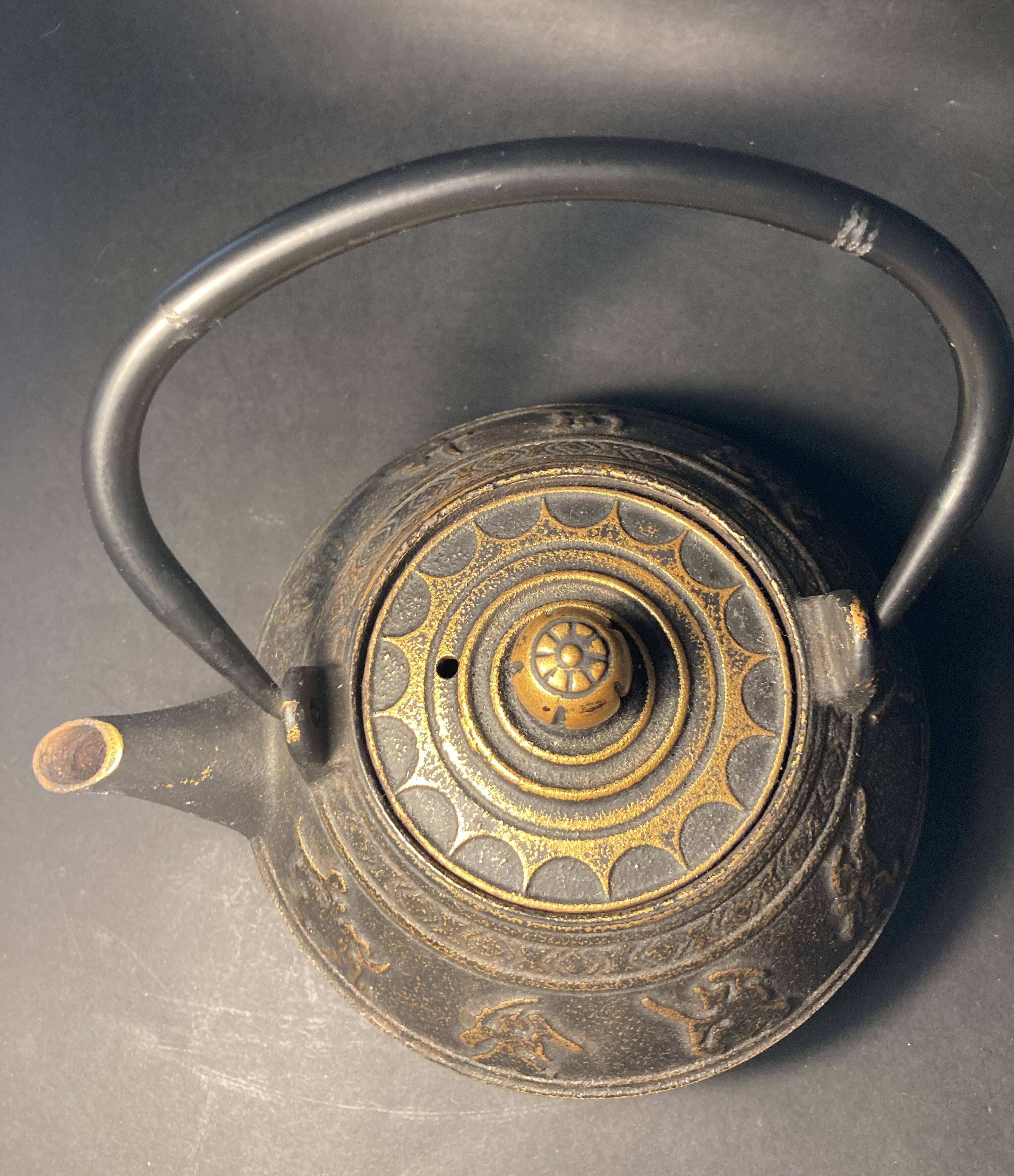 Japanese cast iron teapot – Tetsubin style – Relief warrior decoration