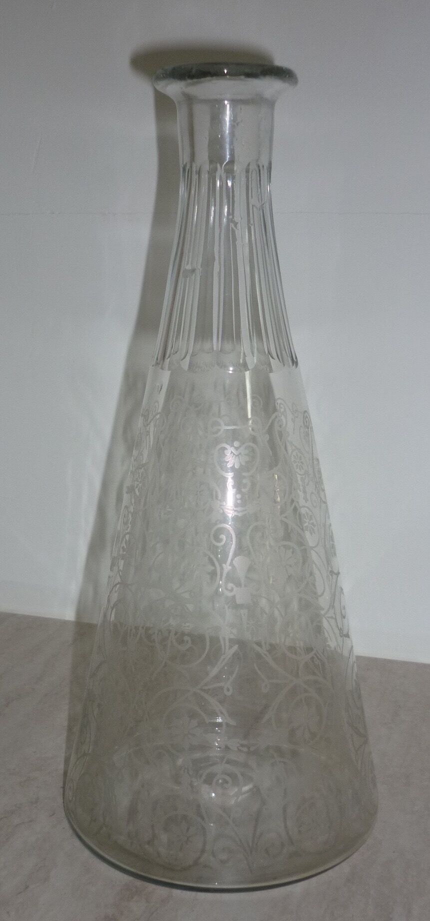 Water carafe in engraved decoration glass