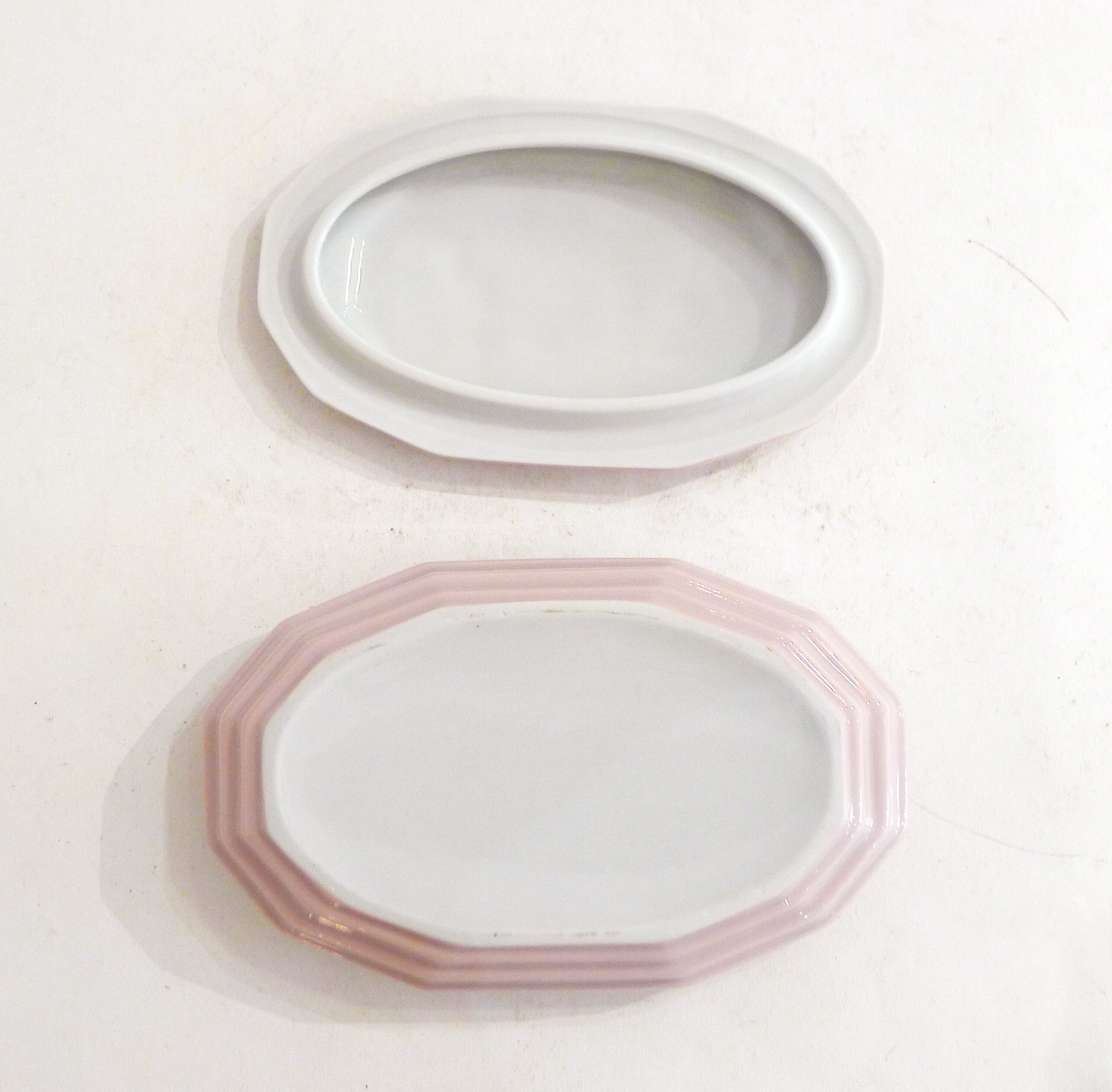 Pink porcelain box cameo décor