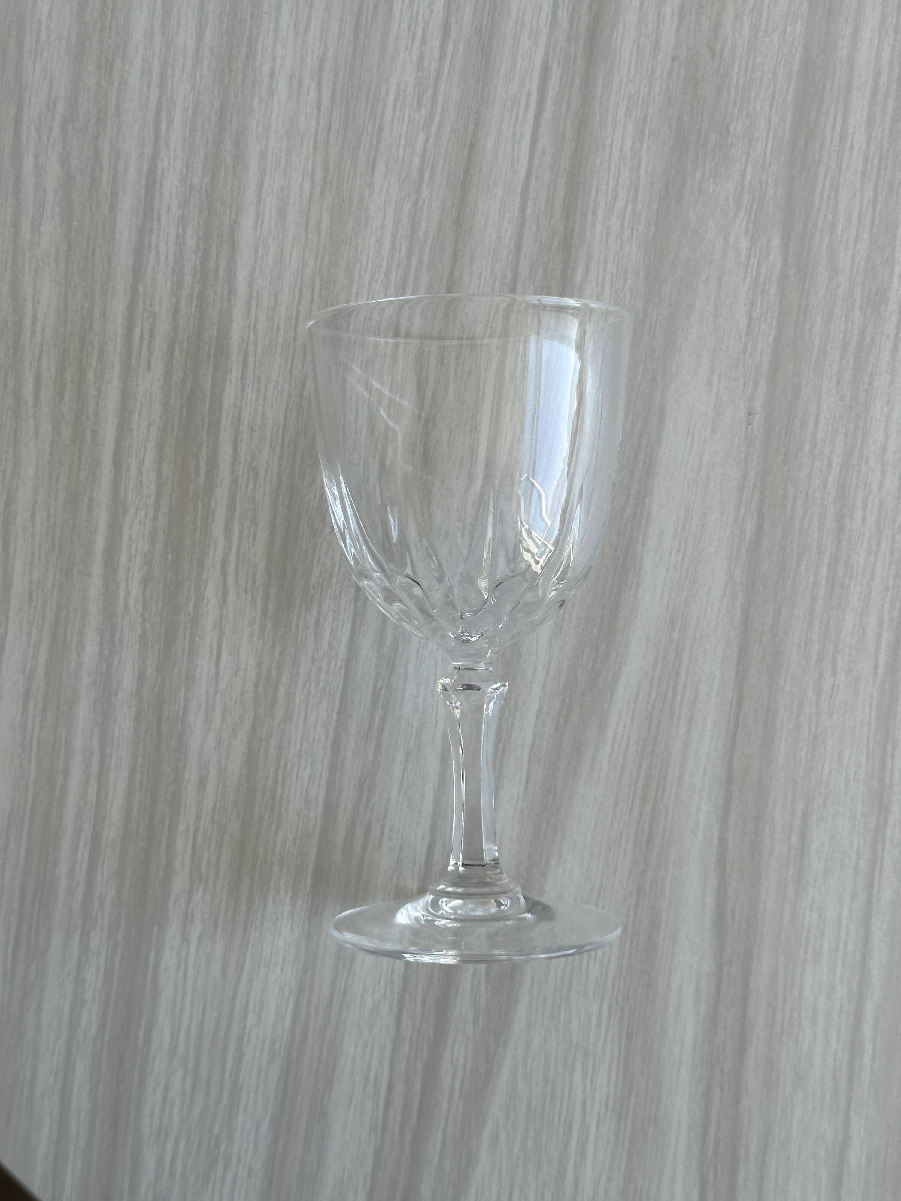 8 verres à vin en verre cristal ciselé