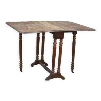 Gateleg table