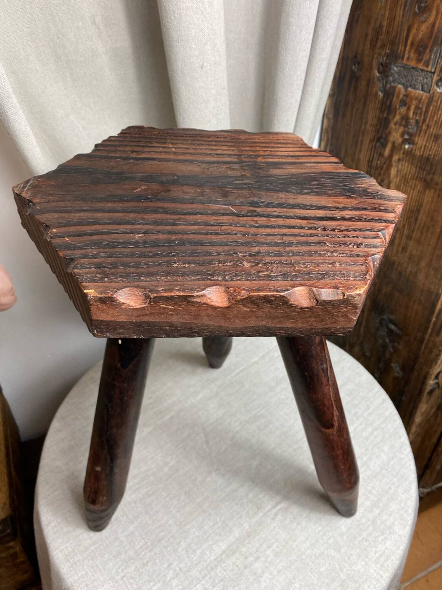 Tabouret de ferme français  tripode en bois années 60
