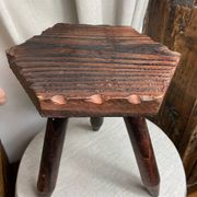Tabouret de ferme français  tripode en bois années 60