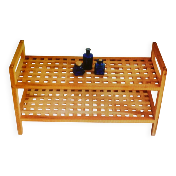 Table basse de salon en bois avec étagères ajourées, porte-plantes jardin.