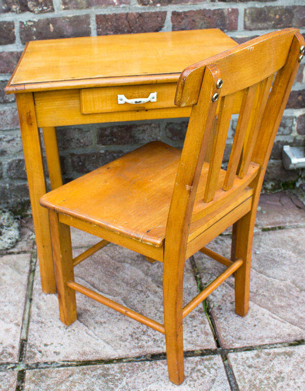 Vieille table d'enfant avec chaise