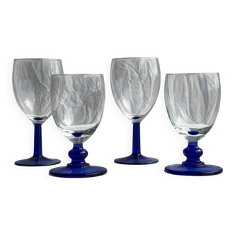 Réunion de 2 petites verres à pied roi et 2 petites verres à pied boule