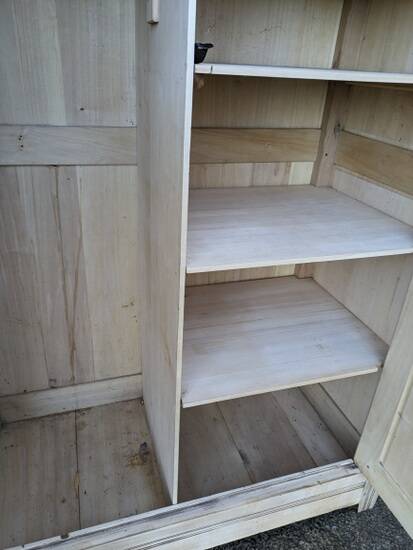 Armoire en bois naturel