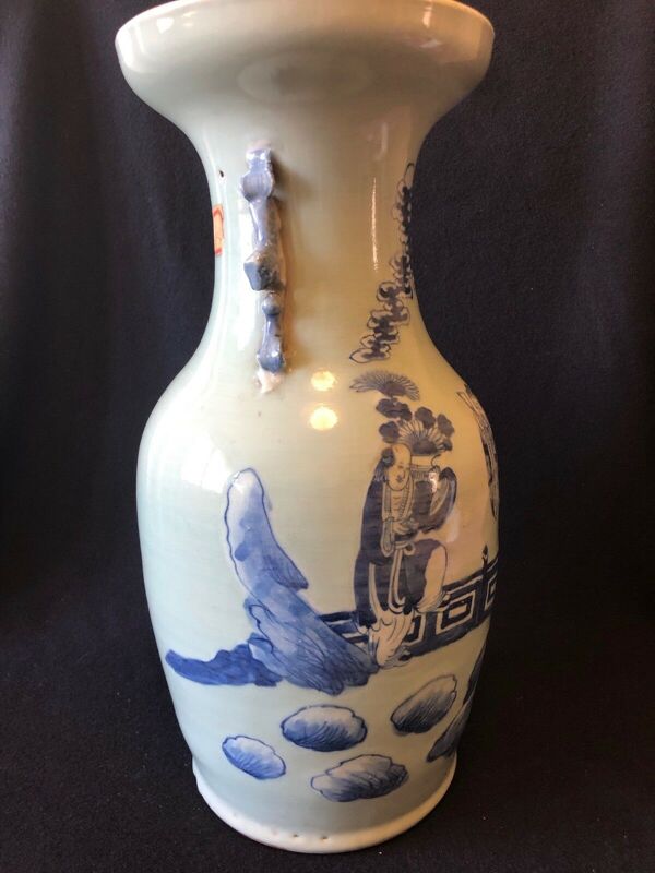 Vase balustre en porcelaine blanc bleu sous couverte céladon XIXe 42,8 cm